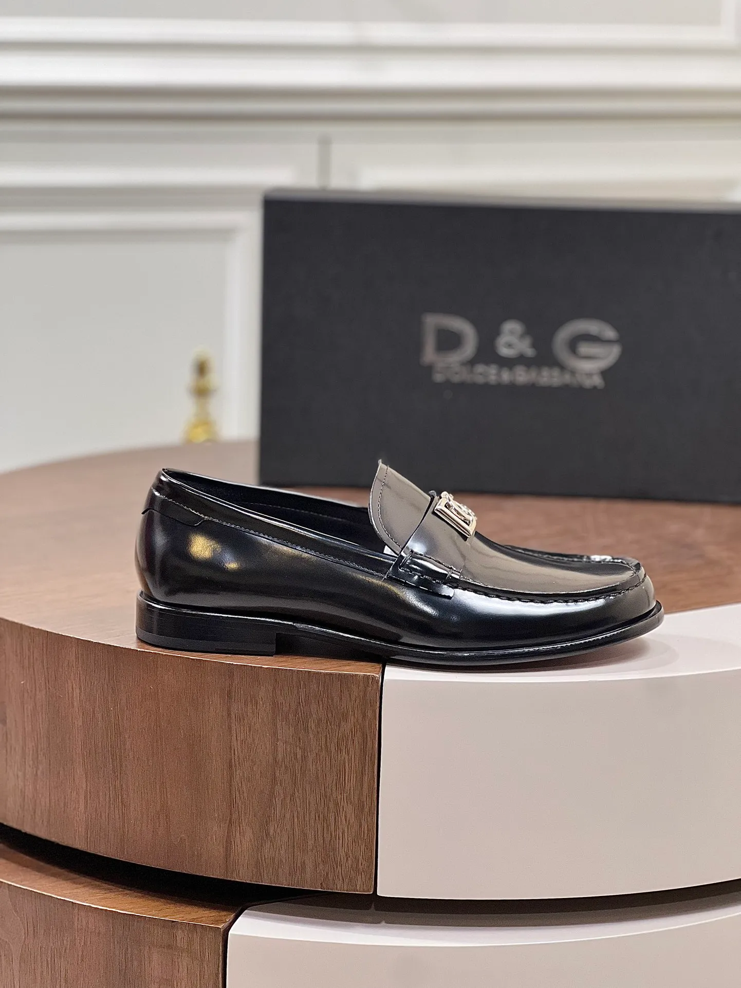 ••New arrivals••Dolce&Gabb*_Dg high-end men's formal shoes and casual leather shoes. First-layer cowhide upper imported from Italy. You can see the leather texture at a glance. Breathable calfskin lining. High-end and luxurious leather outsole. Unique style. Finely crafted details! Size: 39-44 (customized at 38.45.46) ¥960